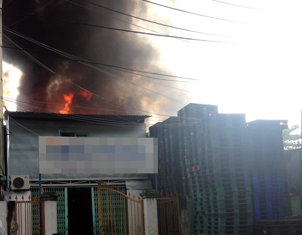 Cong ty nhua boc chay, mot nguoi nguy kich hinh anh