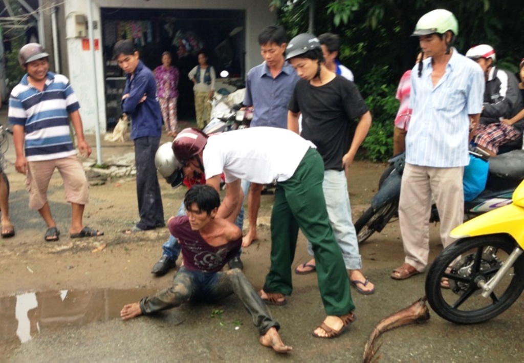 Cong an va nguoi dan loi bun truy bat 2 ten cuop hinh anh