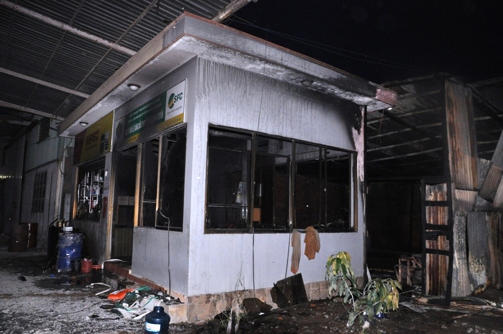 Tai xe bi chay xem lao vao ngon lua ngan tham hoa hinh anh