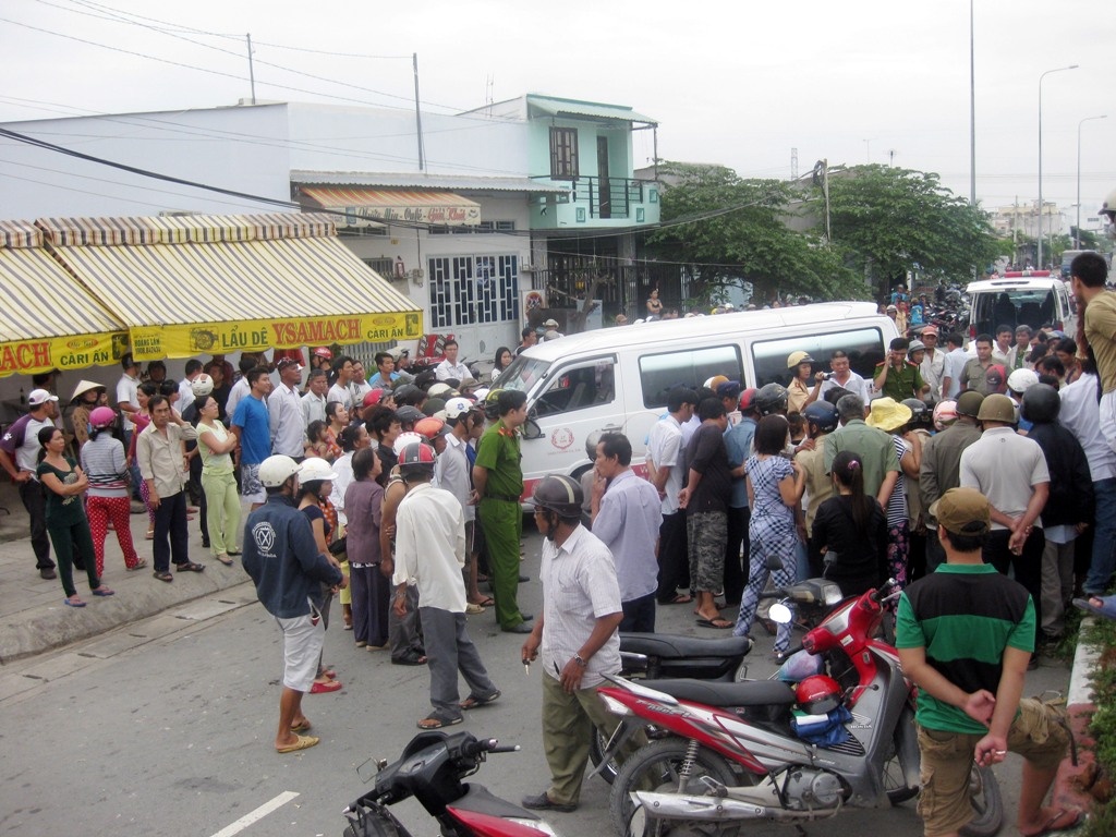 Hai vo chong chet tham tren duong tap the duc hinh anh