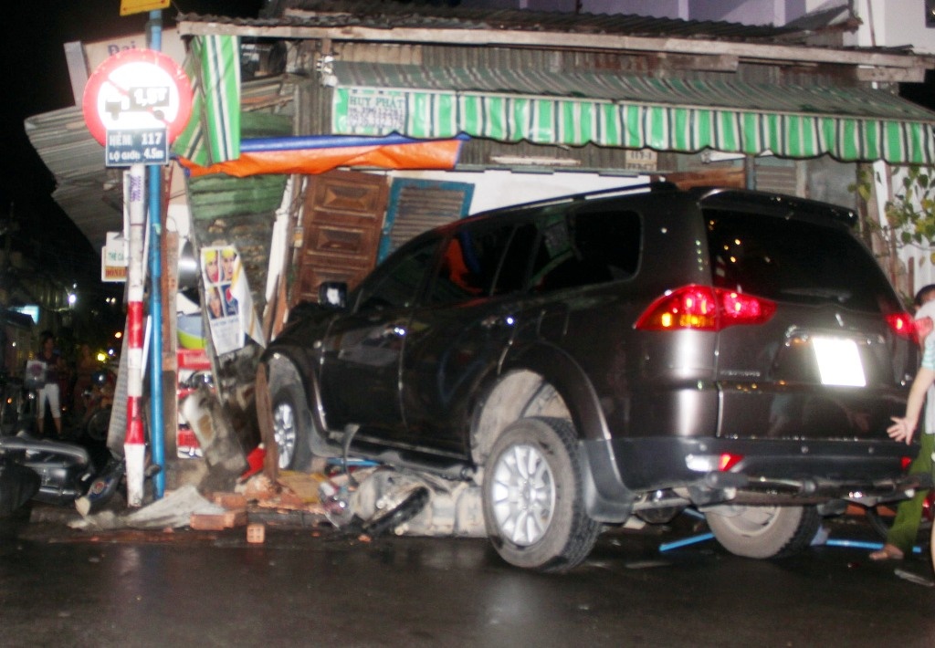 O to ‘dien’ keo le nguoi roi dam vao nha hinh anh