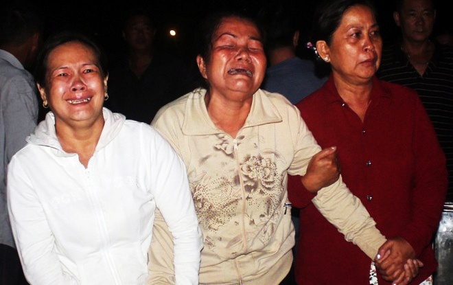 Nguoi vo que khoc can nuoc mat khi don thi the chong hinh anh