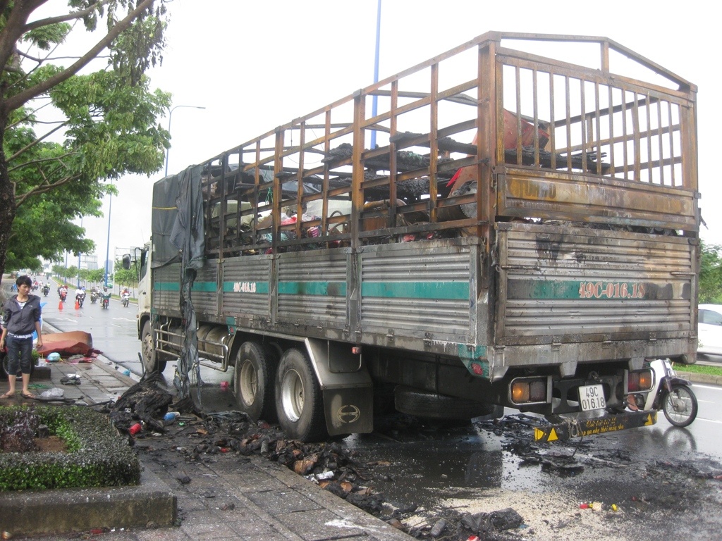 Xe tai boc chay ngun ngut khi vua qua ham song Sai Gon hinh anh