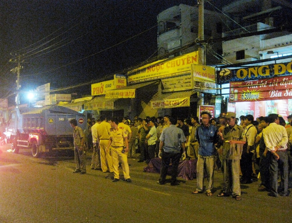 Ngan danh nhau bi xe ben tong chet hinh anh