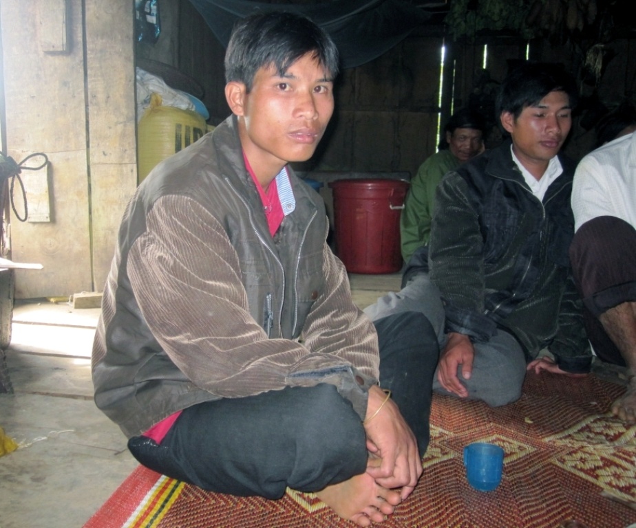 Bi lua trung thuong, ru nhau di... tu sat hinh anh