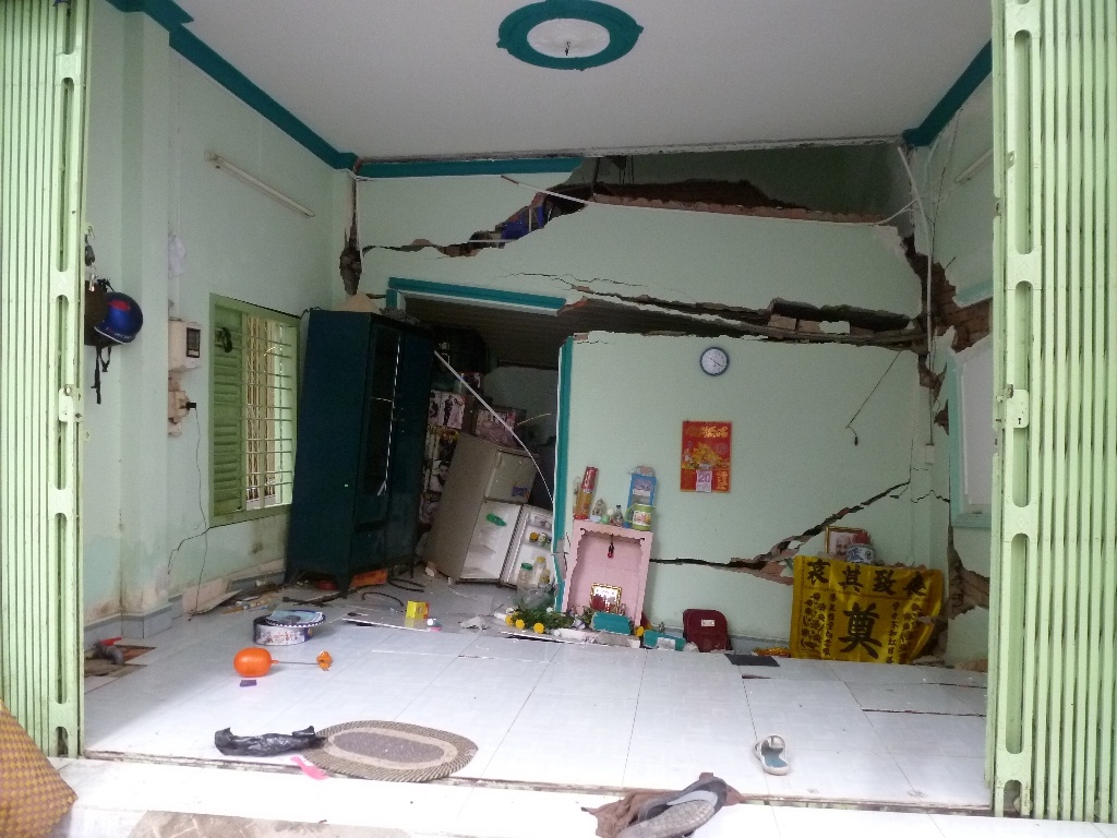 Nha sap, hai me con thoat chet trong gang tac hinh anh