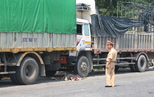 Vay khach vao quan an com, thanh nien bi xe tai kep chet hinh anh