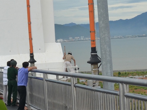 Thanh nien 30 tuoi len cau Thuan Phuoc treo co tu tu hinh anh