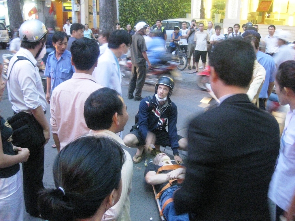 Du khach bi tong lien tiep, nam giua duong cho xe cap cuu hinh anh