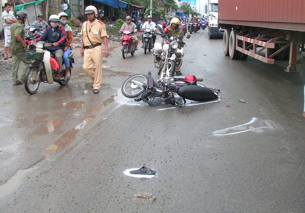 Nguy kich vi tranh vung nuoc tren quoc lo hinh anh