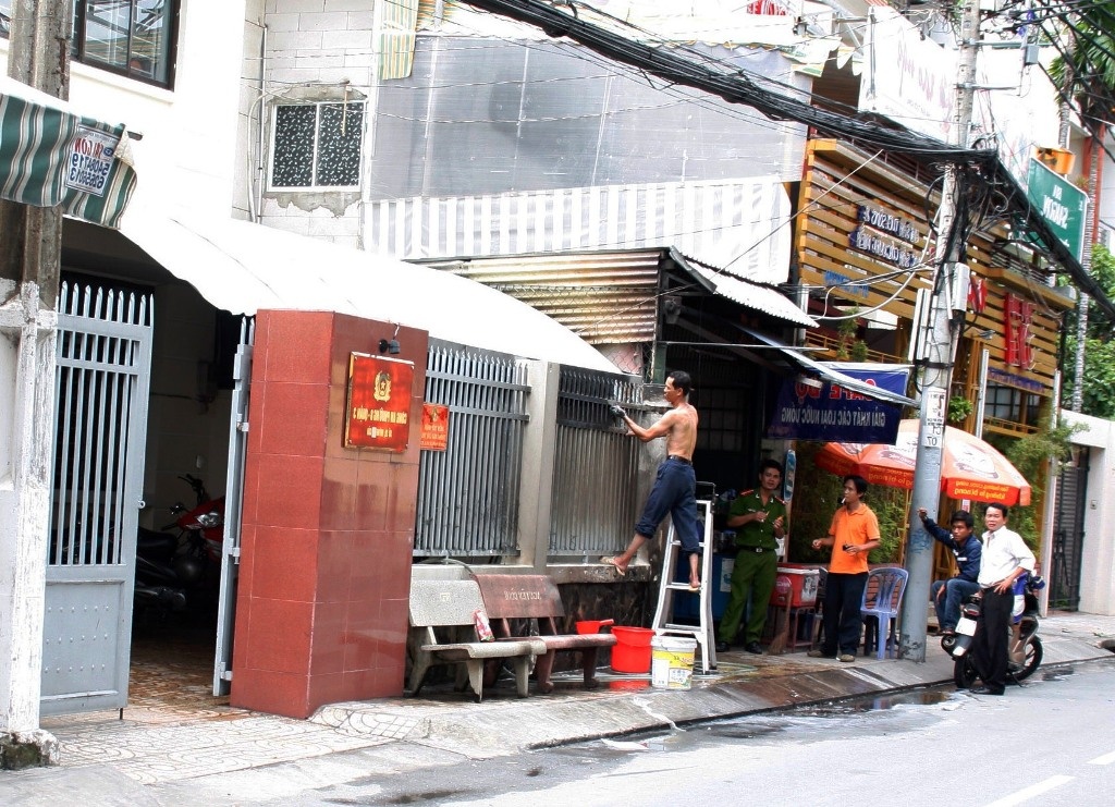 Thanh nien 30 tuoi tu thieu truoc cong cong an phuong hinh anh