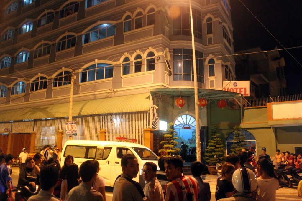 Hai nguoi tre tuoi tu vong lien tiep trong mot khach san hinh anh