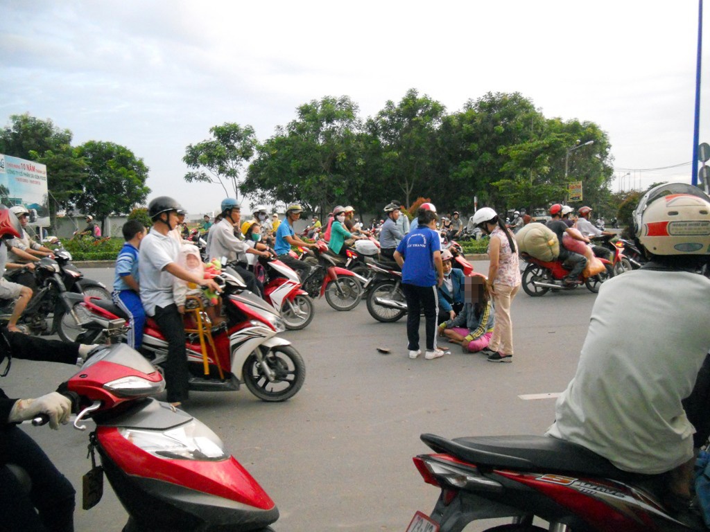 Hang chuc nguoi ngan can mot phu nu lao dau vao xe tai hinh anh