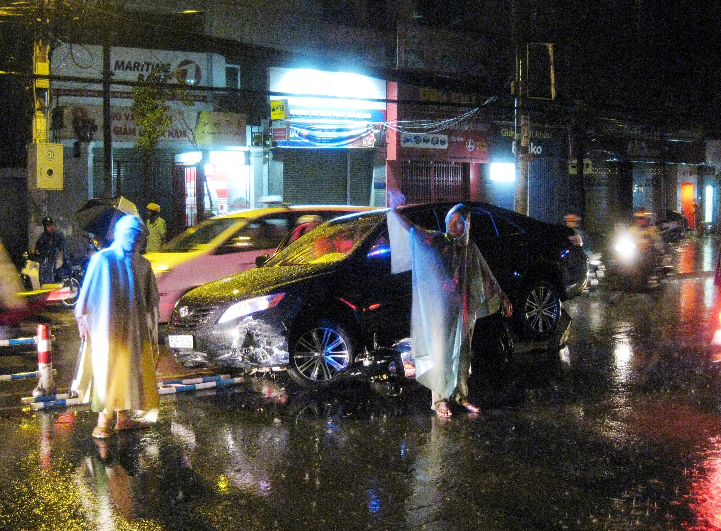 Xe hop leo dai phan cach trong mua lon hinh anh