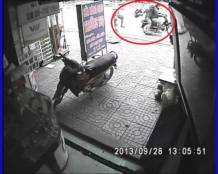 Clip hien truong vu cuop tiem vang, tau thoat trong 30 giay hinh anh
