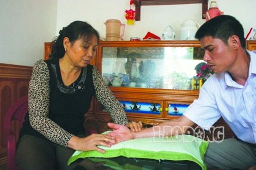 Ba me vung cao 'bat' nguoi hiem muon de hinh anh