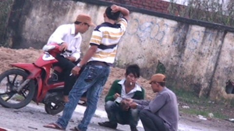 Canh giac man dan canh mat iPhone de voi tien hinh anh