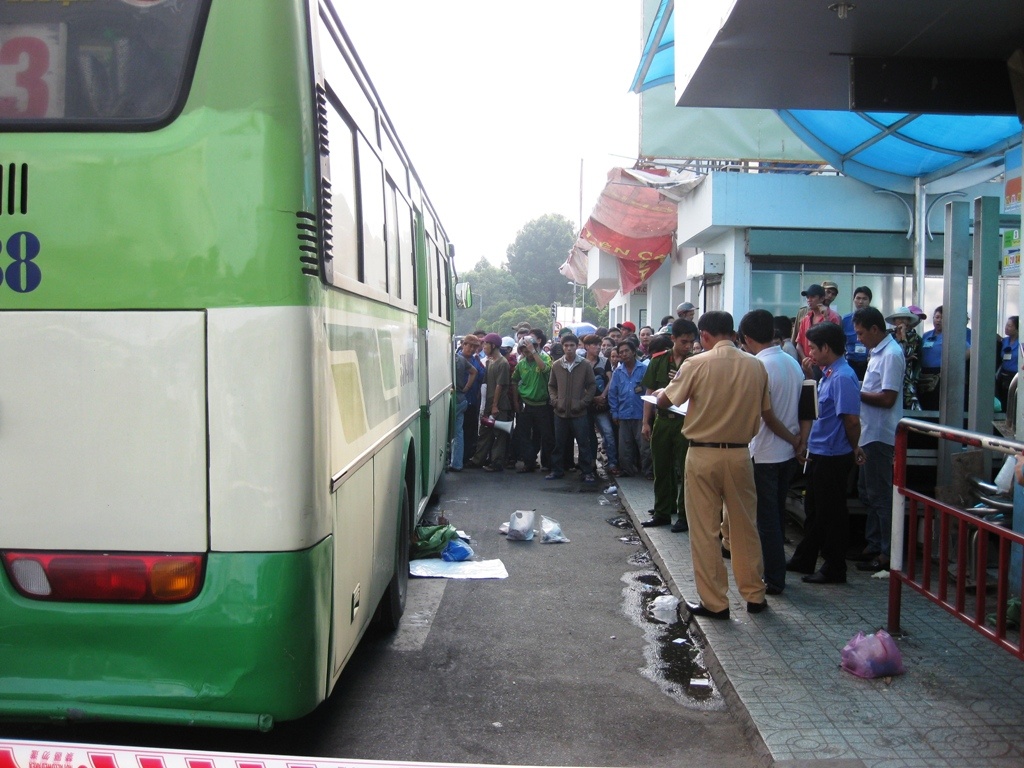 Giang vien nguoi Nhat bi xe buyt can chet hinh anh