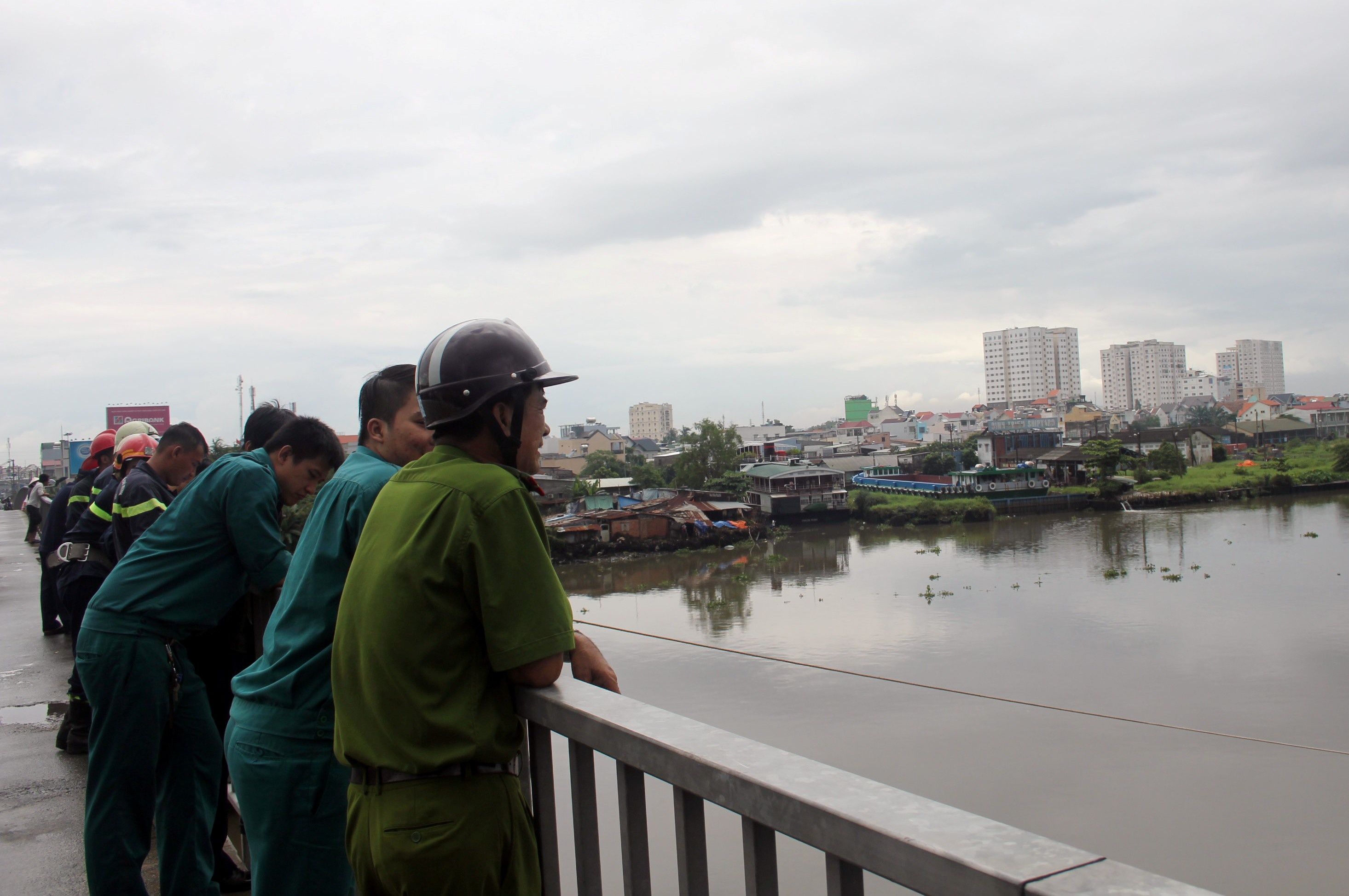 Khoa xe can than roi nhay song Sai Gon tu tu hinh anh