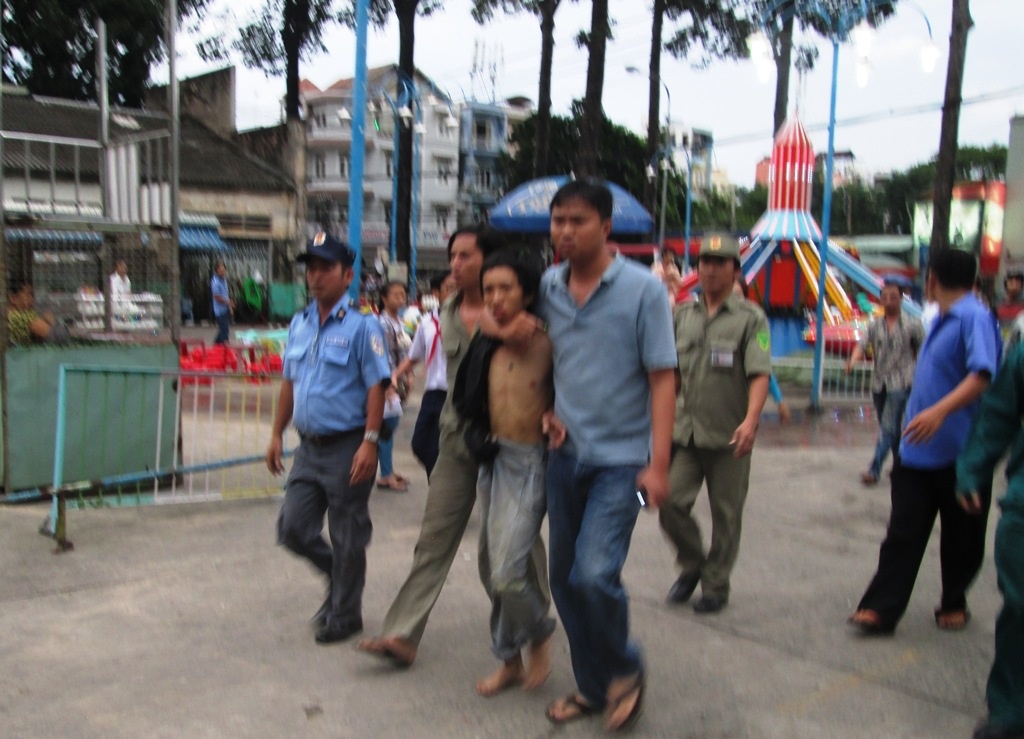 Con nghien 'xin deu' dam nhieu nguoi, giet mot thieu nu hinh anh