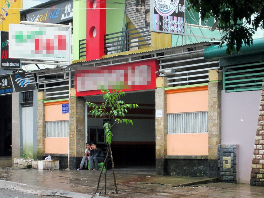 Tra thu giup ban, cam gach danh chet nguoi o quan karaoke hinh anh