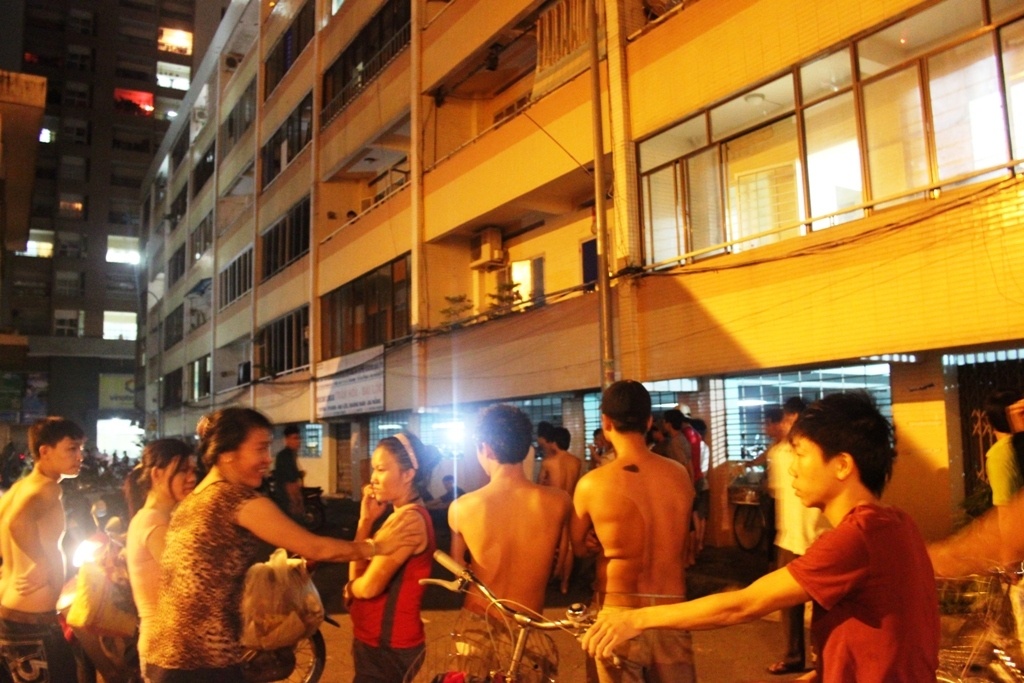 Sinh vien roi tu lau 12 sau khi mat xe may hinh anh