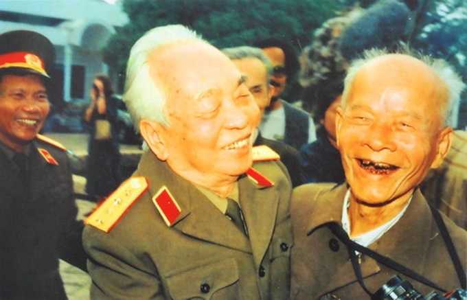 Nhung van tho vua rao muc tien Dai tuong ve dat me hinh anh