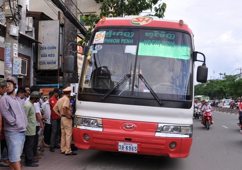 Xe khach can chet nguoi thao chay bi truy duoi hinh anh