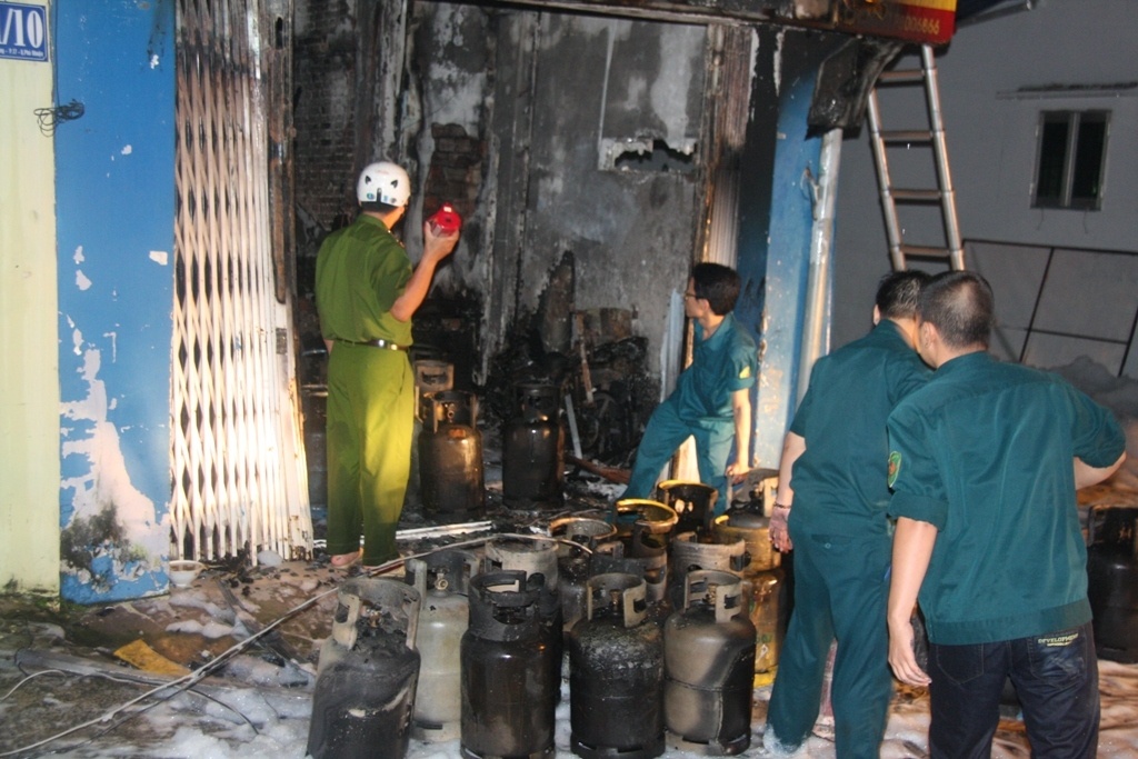 No dai ly gas, ca khu dan cu thao chay giua khuya hinh anh