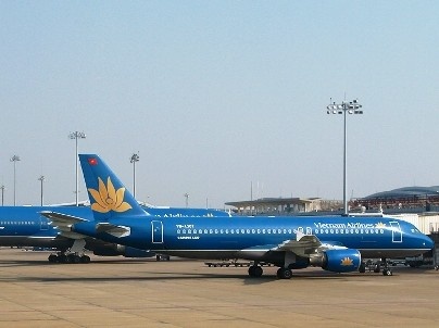 Bao vao mien Trung, hang loat chuyen bay bi huy hinh anh