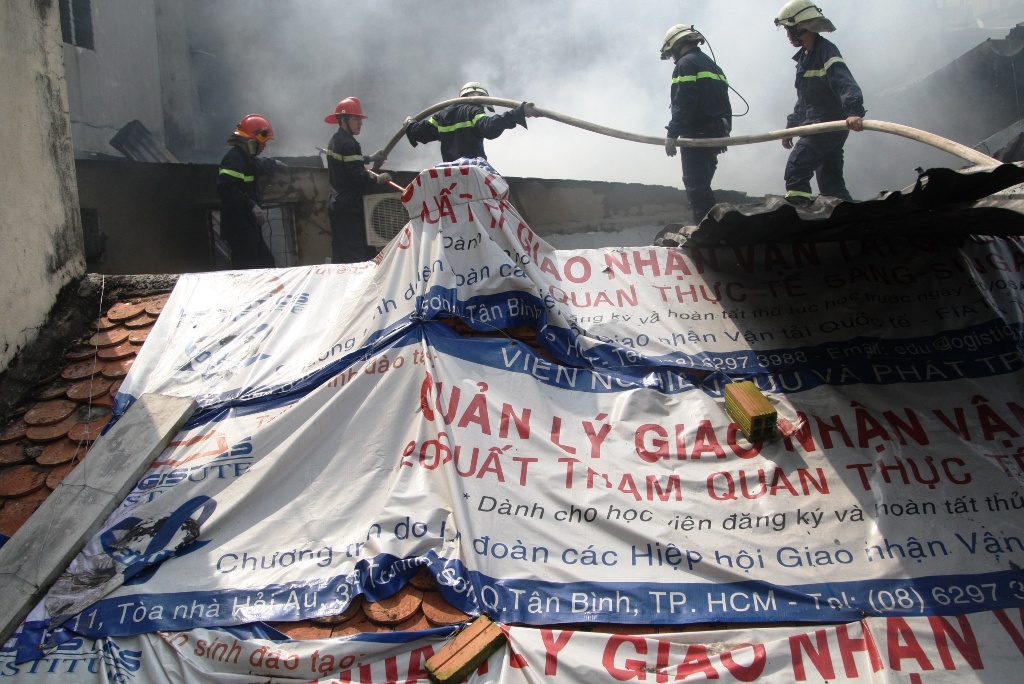 Sau nguoi hoang loan thoat than trong ngoi nha boc chay hinh anh