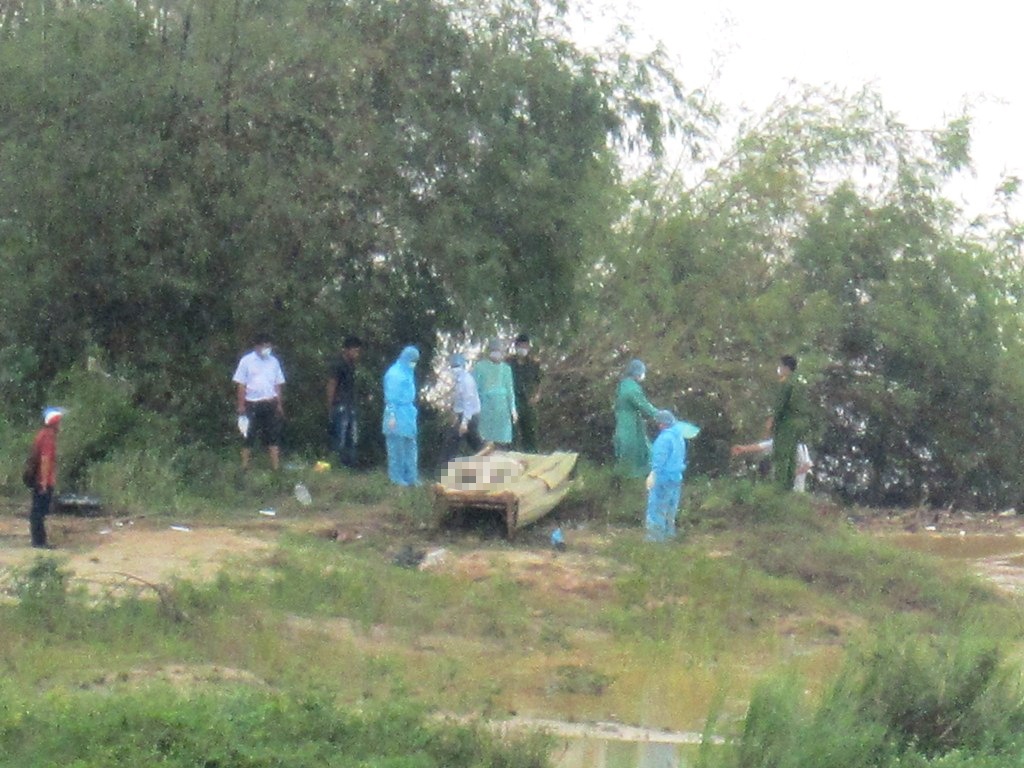 Phat hien xac chet troi song sau bao so 11 hinh anh