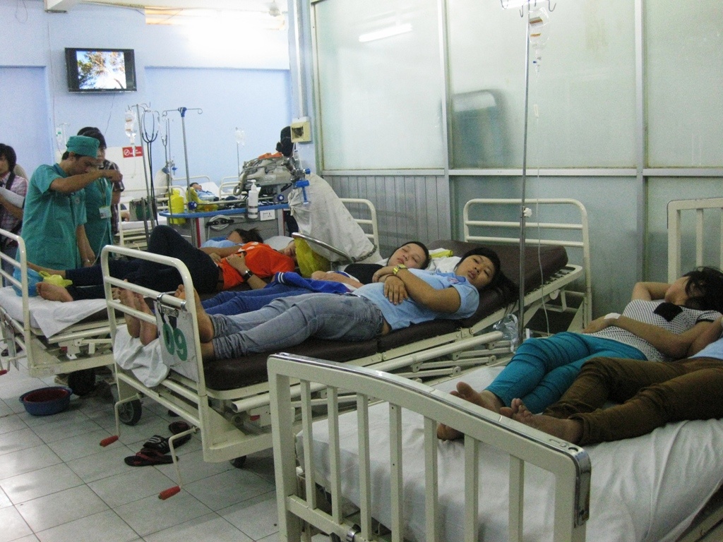 Hon tram nguoi ngoi hanh lang benh vien cho... cap cuu hinh anh