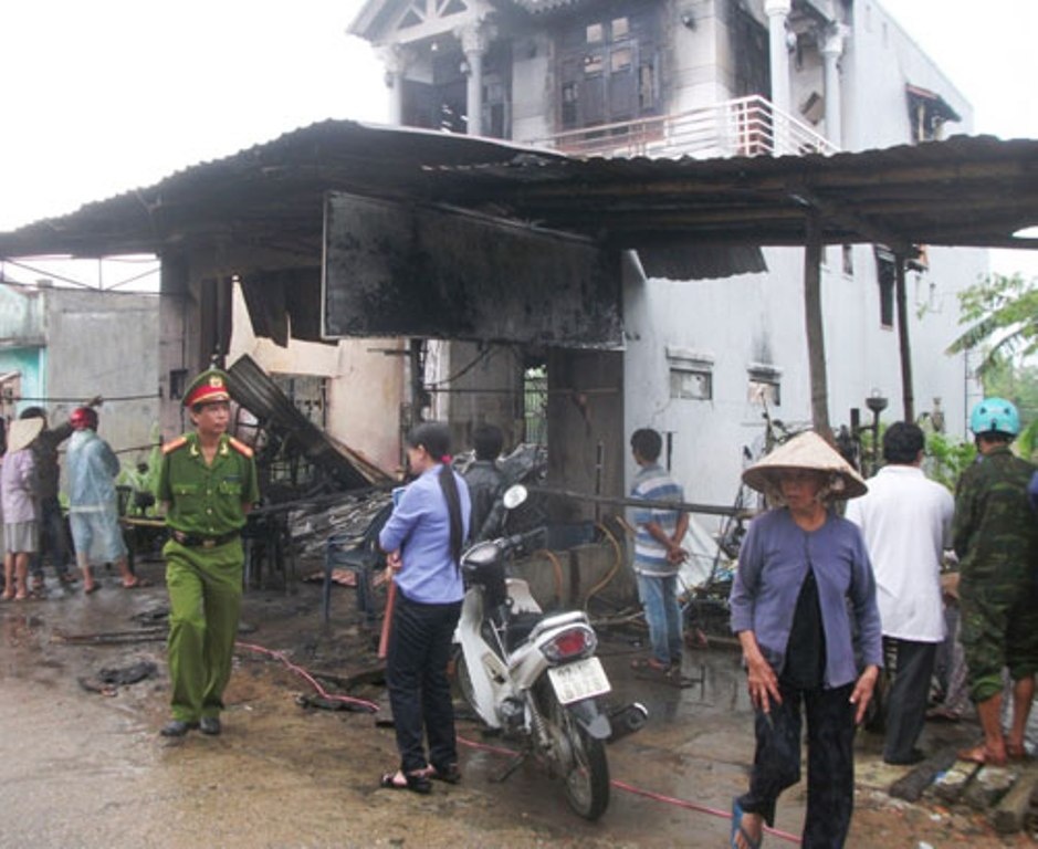 Nha chay du doi, 5 nguoi van ngu say hinh anh