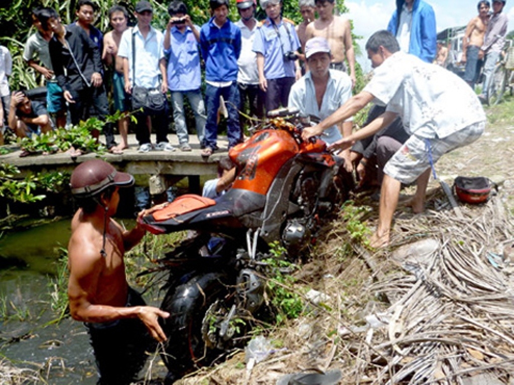 Cong an chay mo to phan khoi lon tong chet nguoi hinh anh