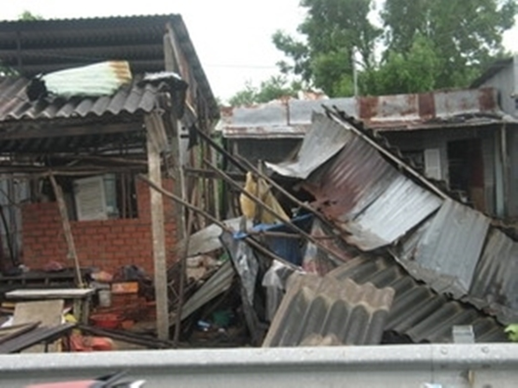 Loc xoay lam toc mai 83 can nha, thiet hai 5 ty dong hinh anh