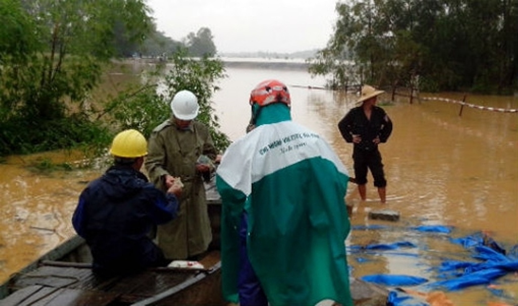 'Chat chem’ nguoi dan di qua vung ngap lu hinh anh
