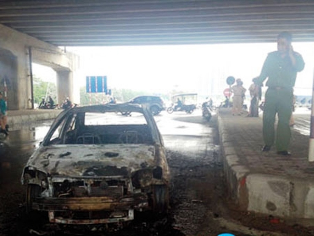 Xe Toyota boc chay con tro khung tai nga ba Phap Van hinh anh