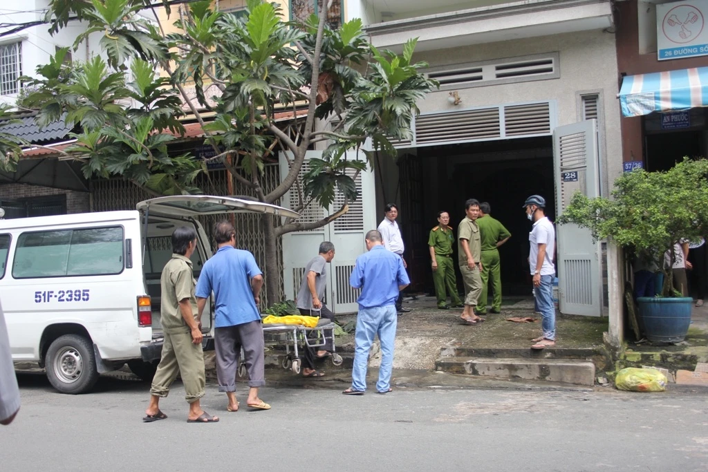 Tat axit vo cu roi do xang len nguoi tu thieu hinh anh