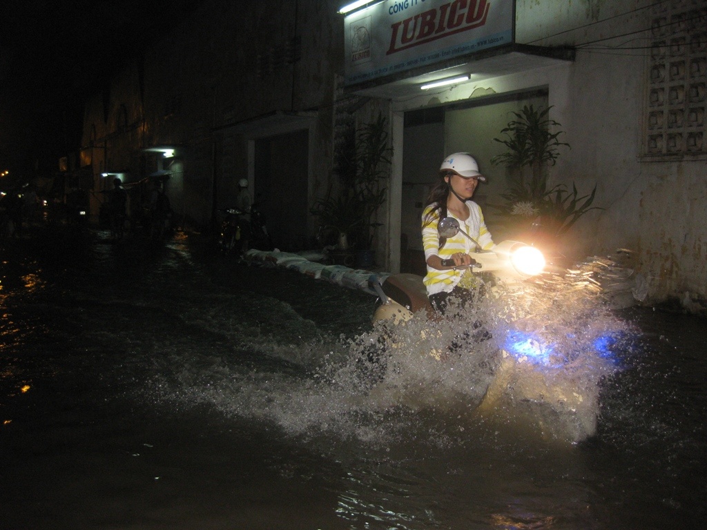 Clip nguoi Sai Gon khon kho trong trieu cuong hinh anh