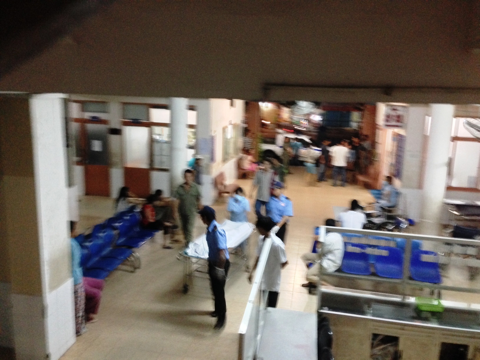 Tat nuoc ra khoi nha, thanh nien bi dien giat chet hinh anh