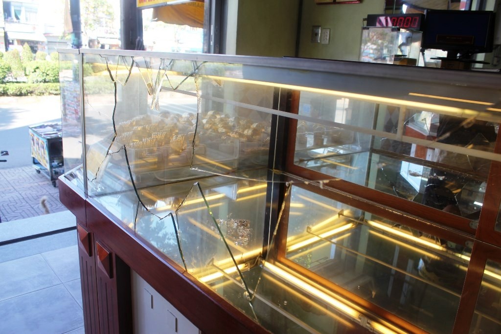 Chay xe dap mang theo gach ong vao... cuop tiem vang hinh anh