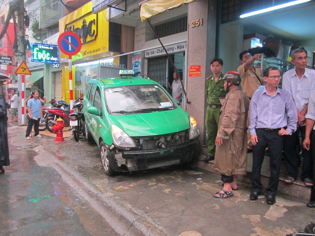 Clip hien truong vu tai xe taxi dam nhieu nguoi hinh anh