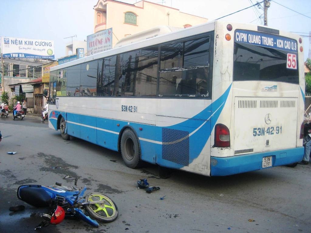 Va cham voi xe buyt, dap dau xuong duong xuat huyet nao hinh anh