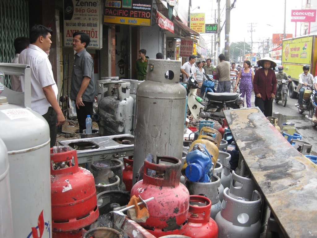 2 tieng no lien tiep o dai ly gas, 3 nguoi nguy kich hinh anh