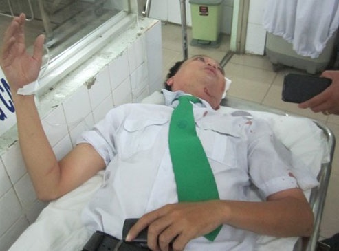 Tai xe bi danh guc, xe taxi tong lien hoan nhieu nguoi hinh anh