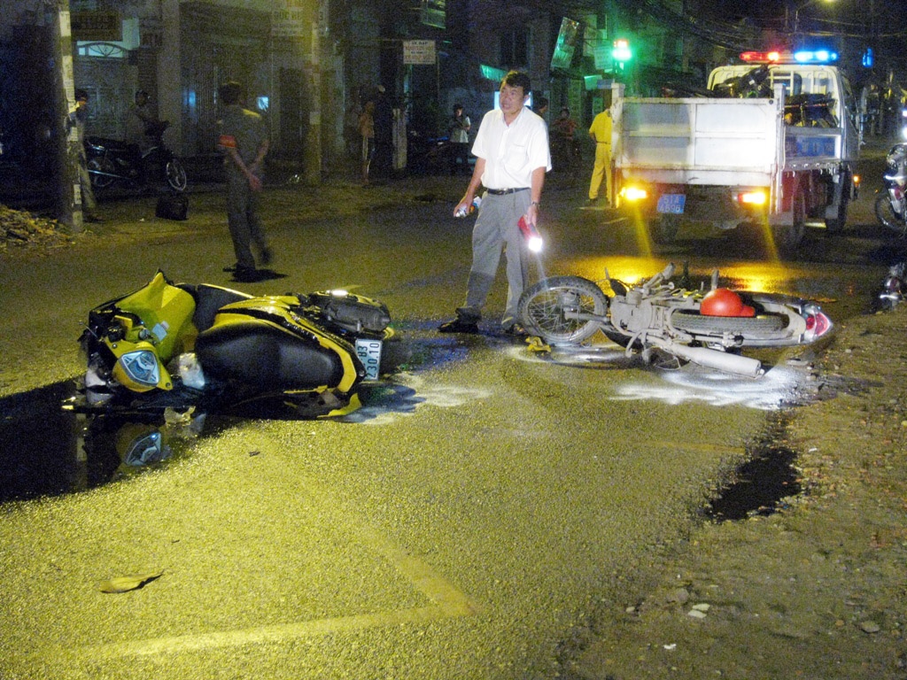 Xe may tong truc dien, 1 nguoi chet, 2 bi thuong nang hinh anh