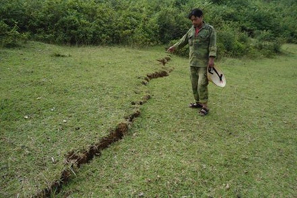 Xuat hien vet nut dai 600m, sau 2m sau bao so 11 o Ha Tinh hinh anh