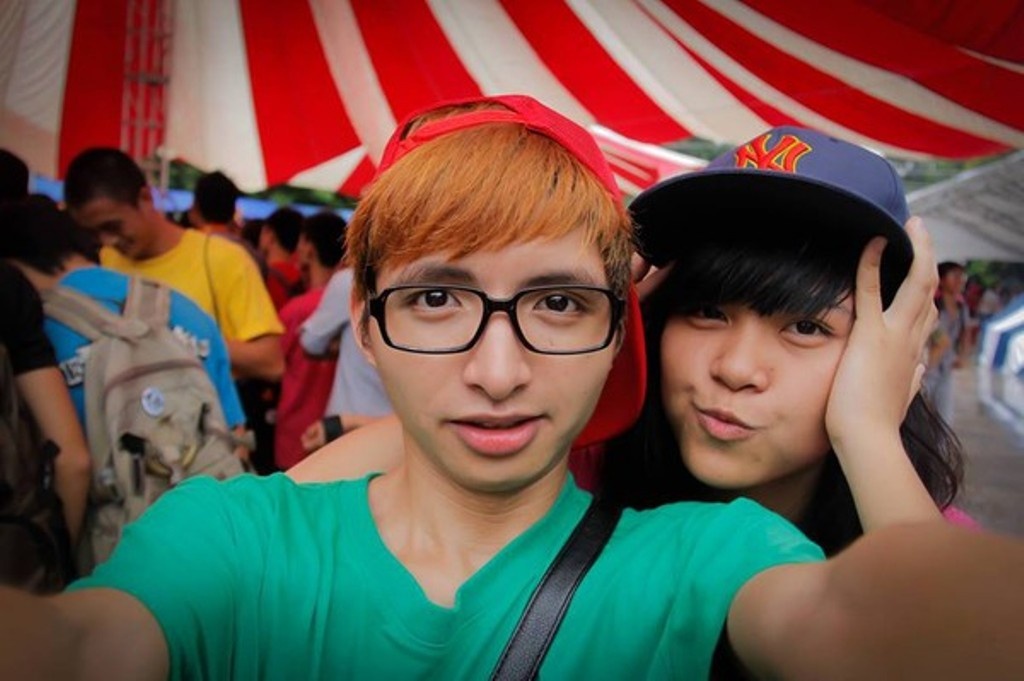 Chang trai chuyen chup anh cuoi cho cac cap dong tinh hinh anh