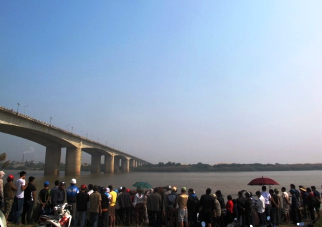 Luc tung 2 bo song Hong tim thi the nan nhan bi vut xac hinh anh